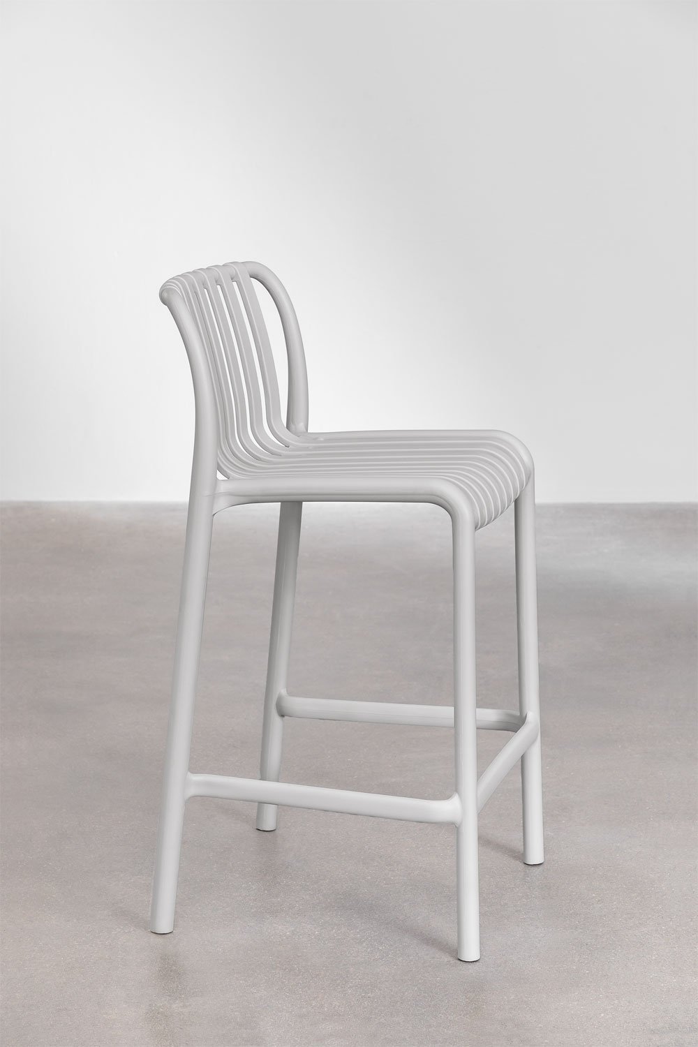 2-Pack garden high stools 65 cm stackable in light grey polypropylene Wendell, gallery image 2