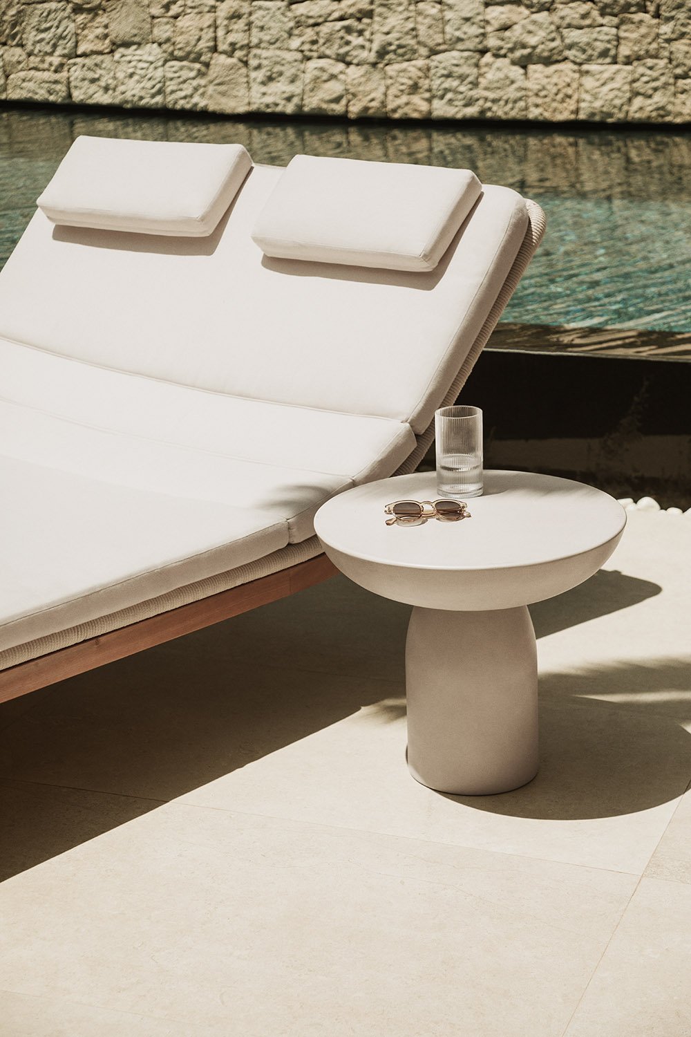 Round garden side table Ø50 cm in Zenadia cement, gallery image 1
