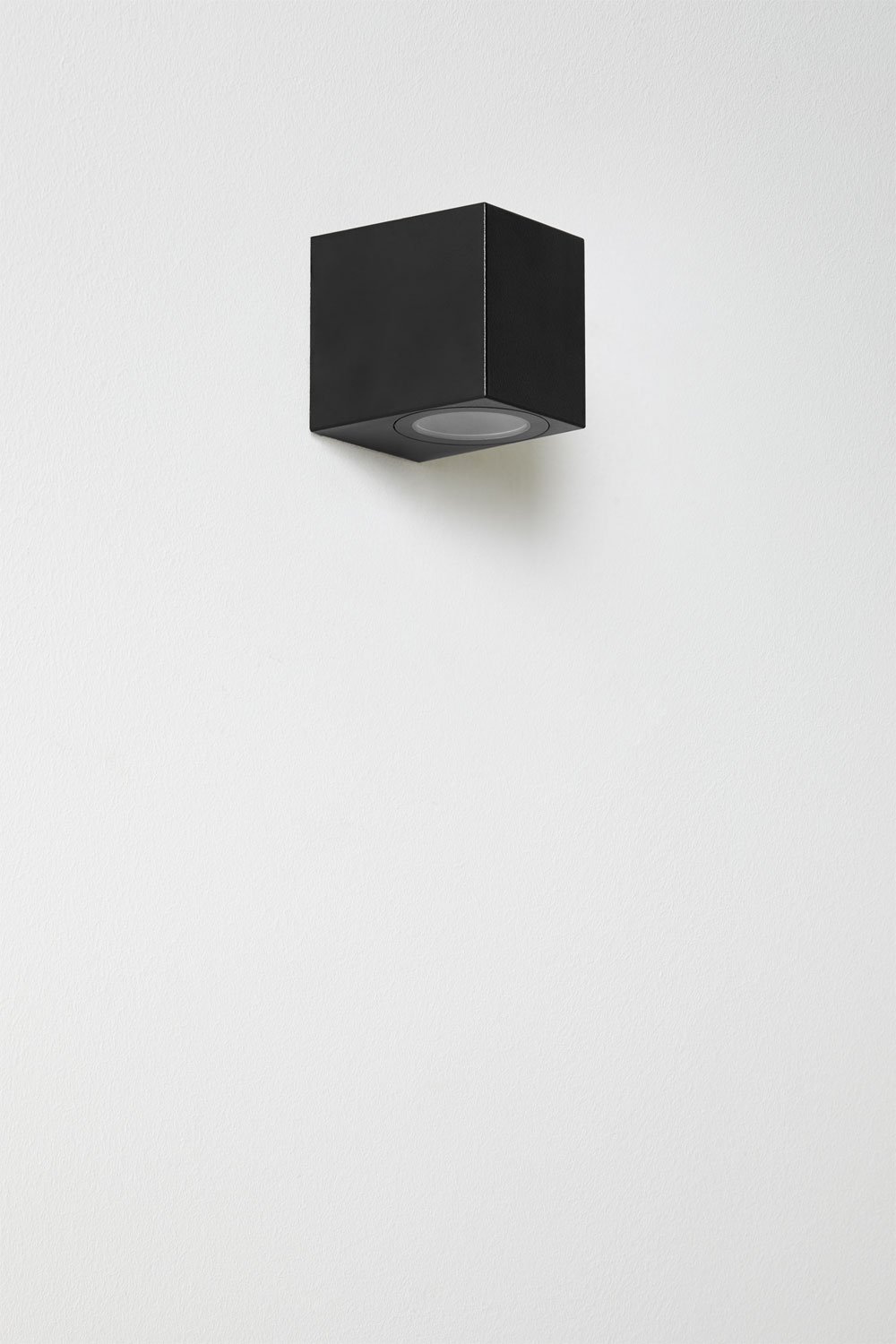 Yovar outdoor wall light, gallery image 1