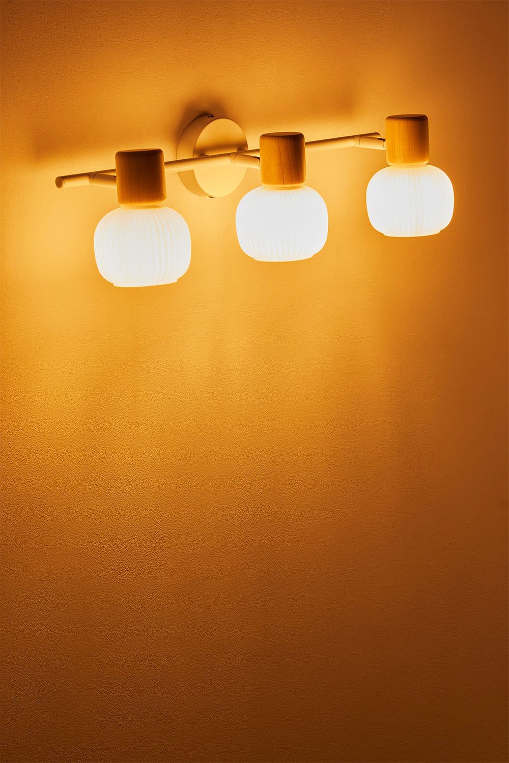 Ekaizy 3-point wall light, gallery image 2