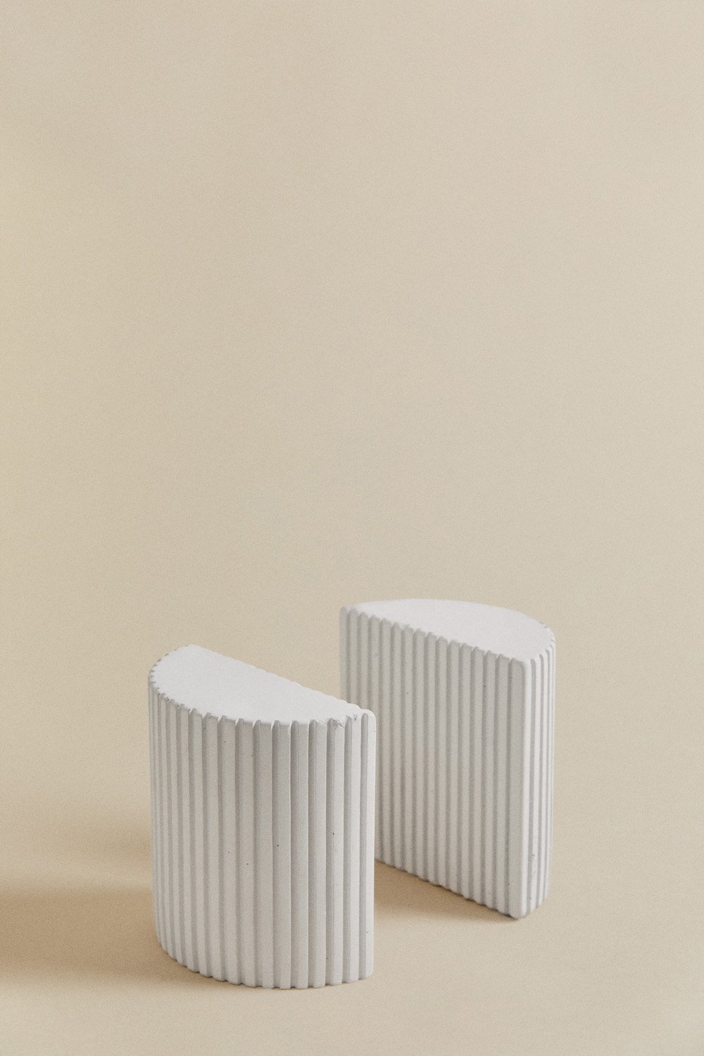 Set of 2 Morbel cement bookends, gallery image 1