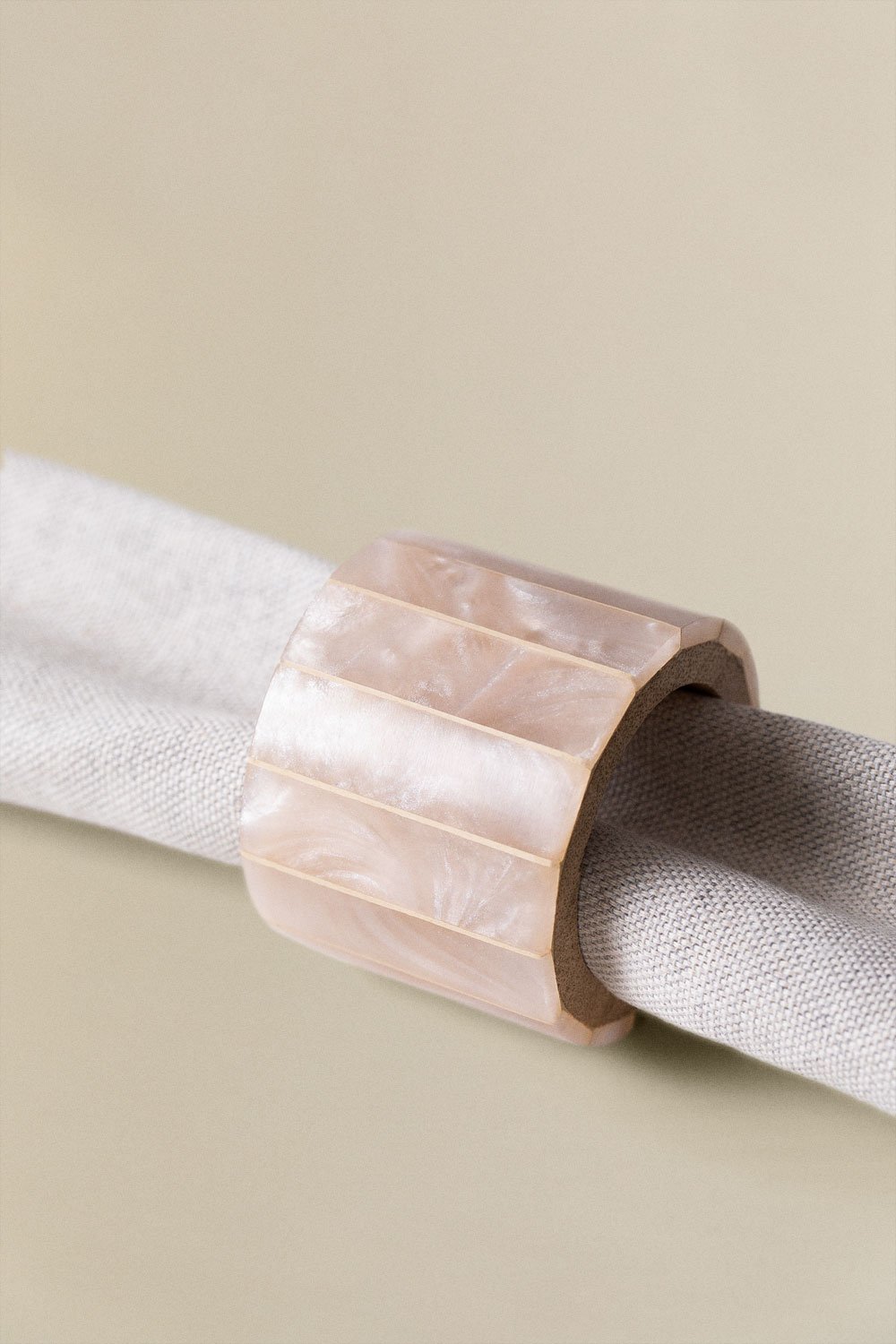 Set of 4 napkin rings in mango wood and mother-of-pearl Anmon, gallery image 3