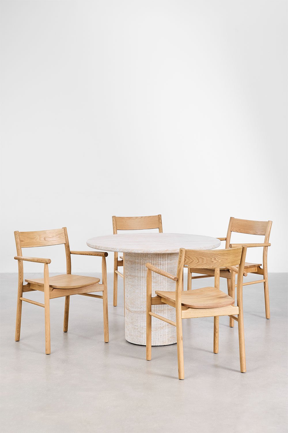 Set of round table in travertine look cement (Ø100 cm) Velia and 4 dining chairs in oak wood Mara Signature, gallery image 2