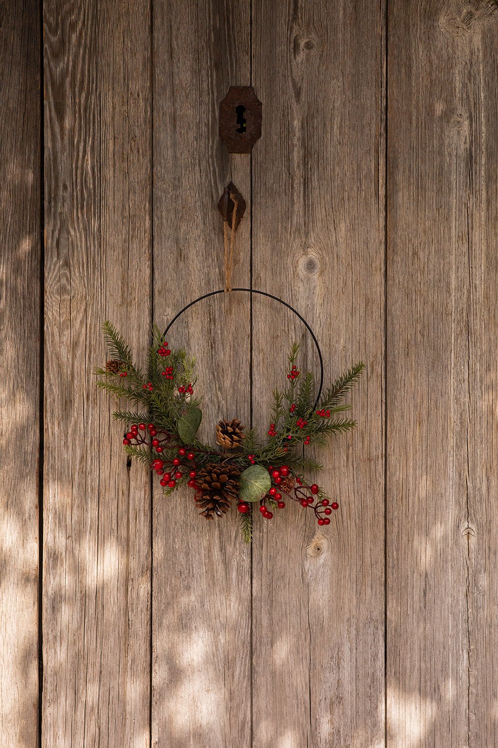 Lanorial Christmas decorative wreath with pine cones, gallery image 1