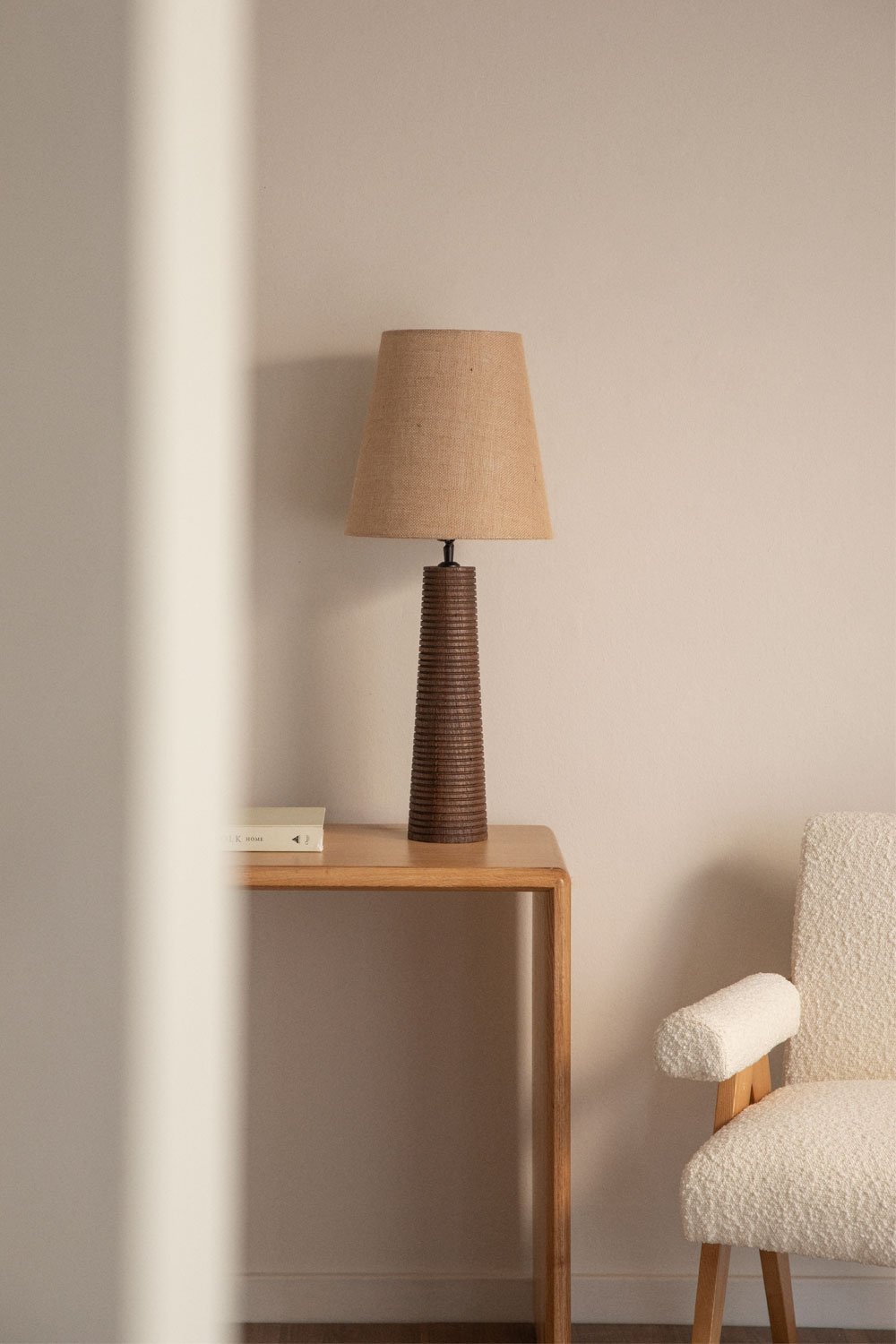 Table lamp in mango wood and Vernazia linen, gallery image 1