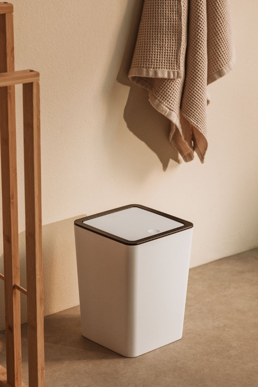 Waste Bin with Lid Donelia, gallery image 1