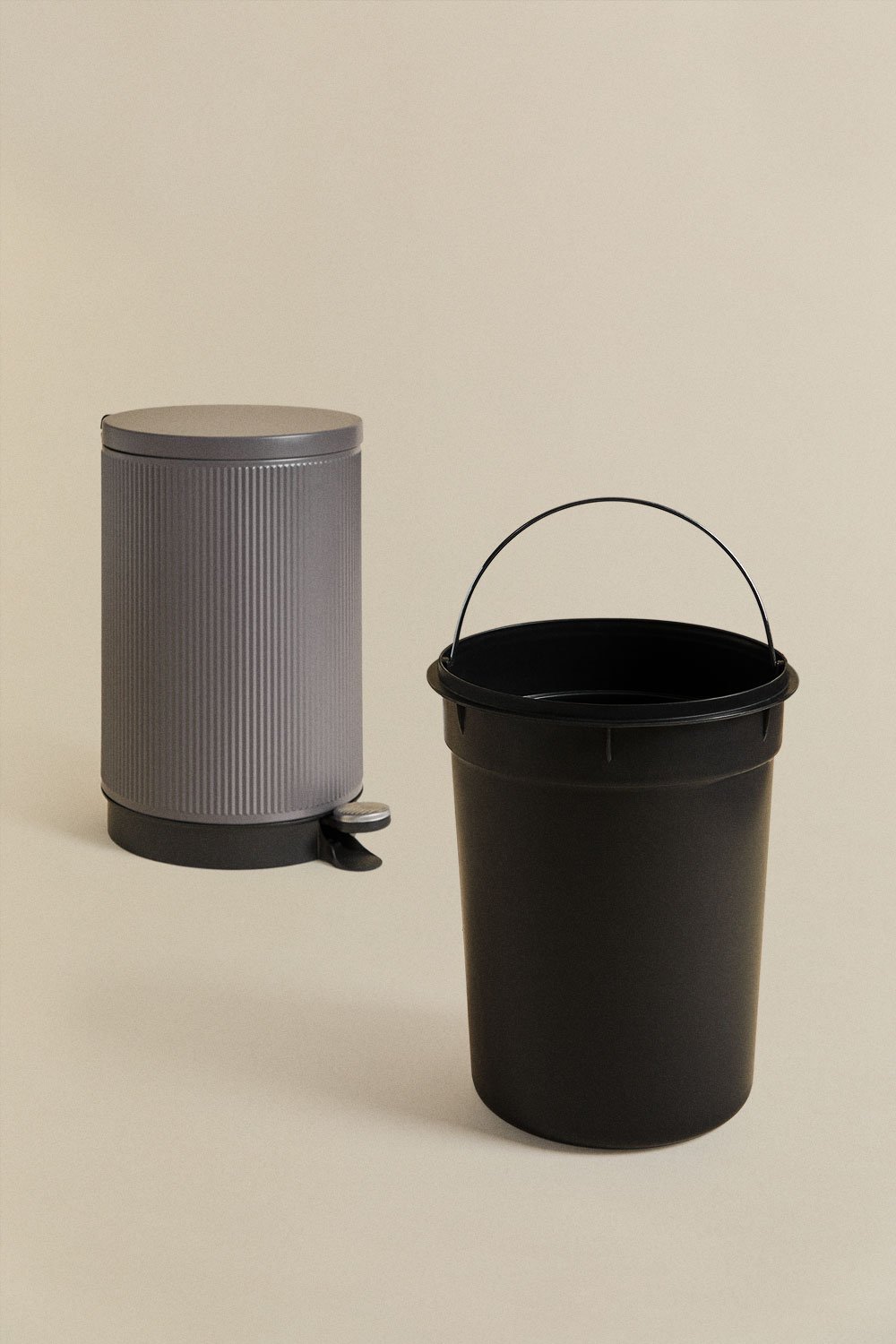 Midler trash can with lid and pedal, gallery image 3