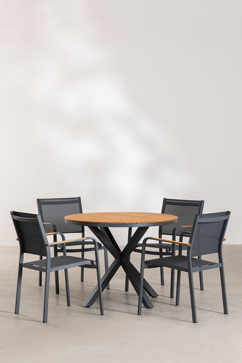 Round table set Ø100 cm in eucalyptus wood and 4 stackable aluminum garden chairs Archer, gallery image 2