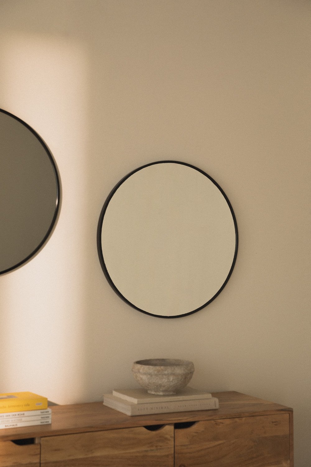 Round metal wall mirror (Ø60.5 cm) Gon, gallery image 1