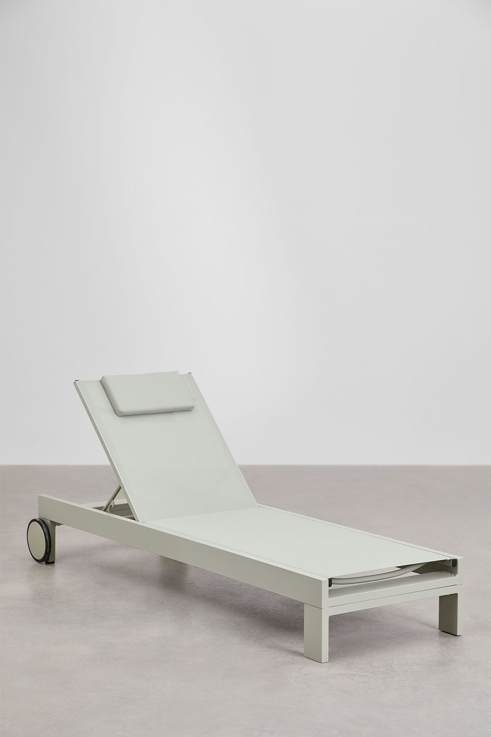 Reclining aluminum lounger with Akelia cushion, gallery image 2