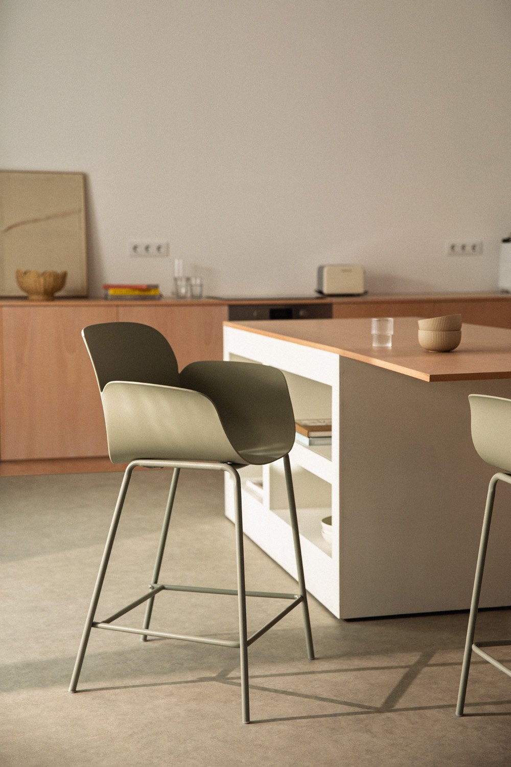 High stool 65 cm in polypropylene and bamboo green iron Lynette, gallery image 1