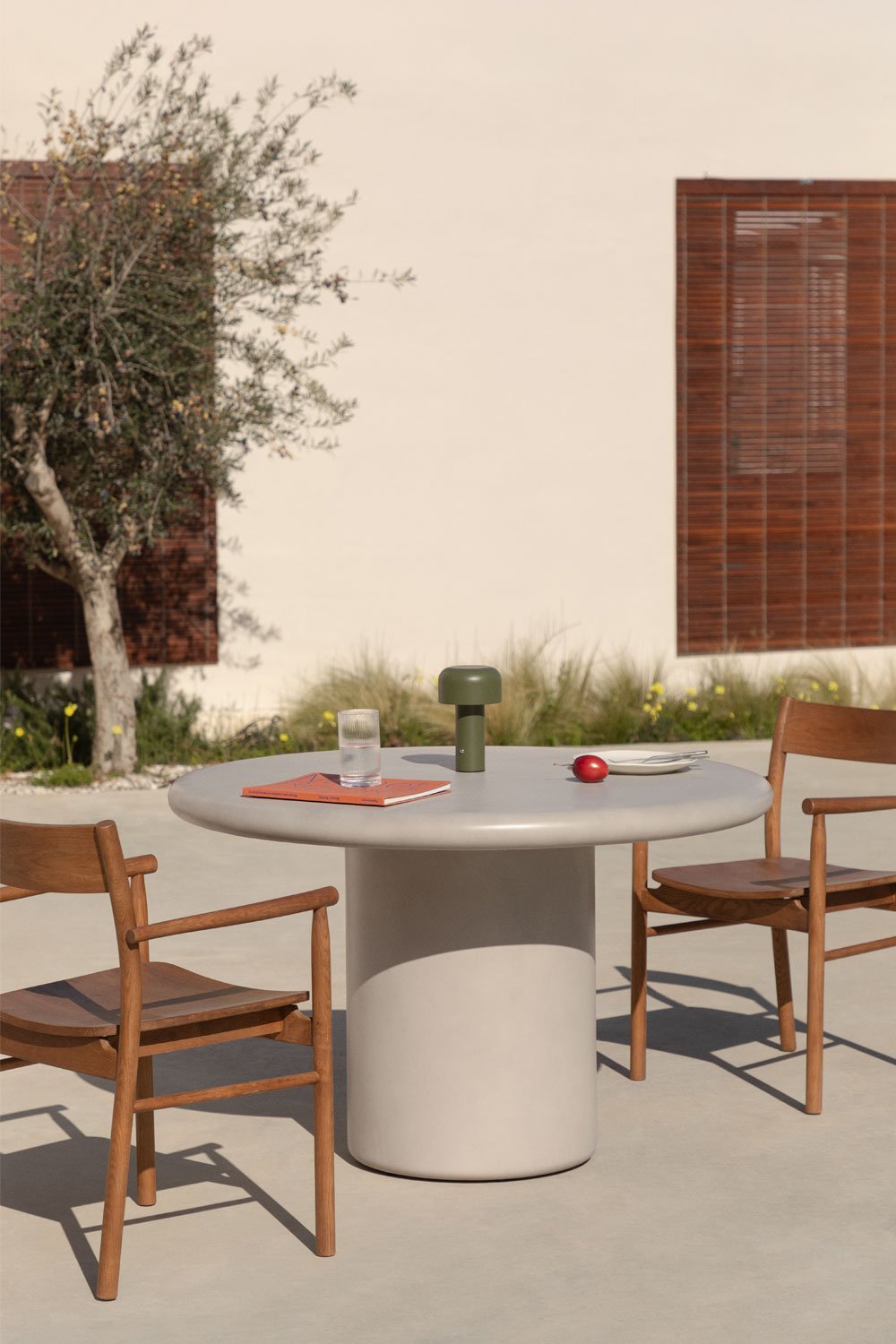 Round garden table in cement Namara, gallery image 1