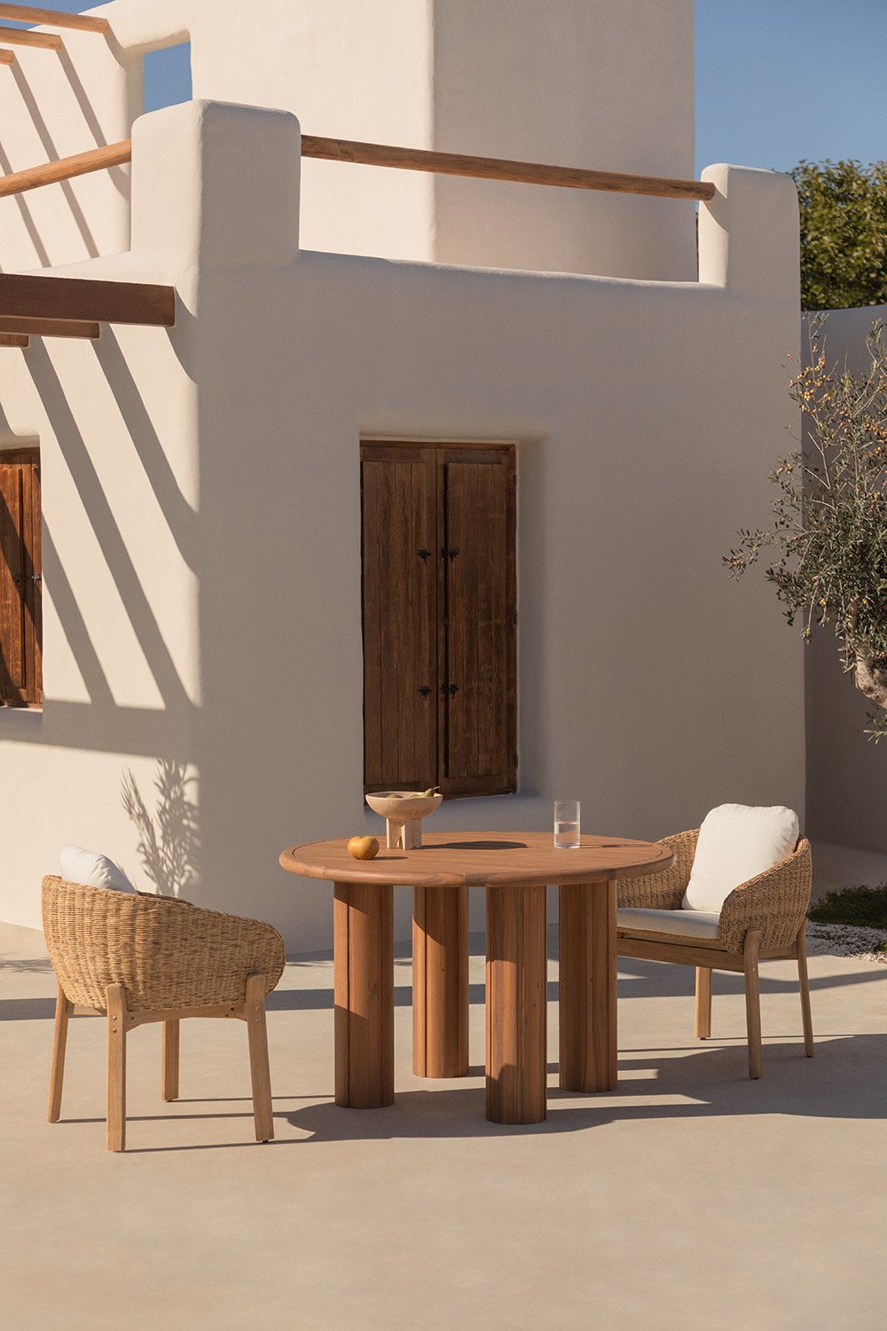 Round garden table in acacia wood Danara, gallery image 1