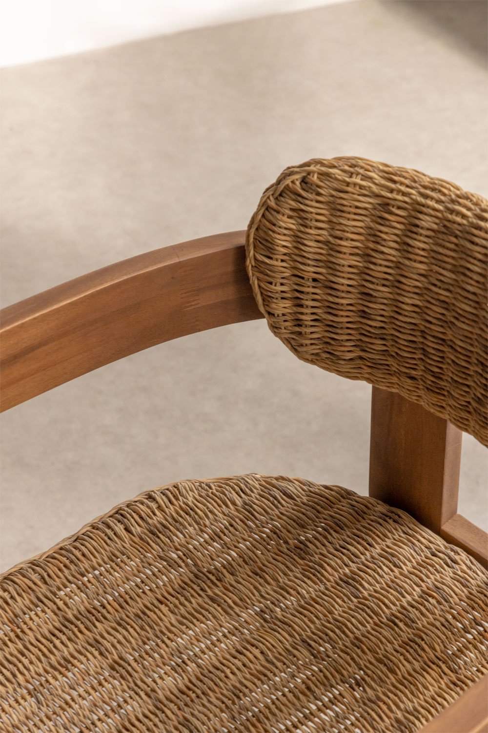 Pack of 2 dining chairs with armrests in acacia wood and synthetic rattan Ginara, gallery image 2