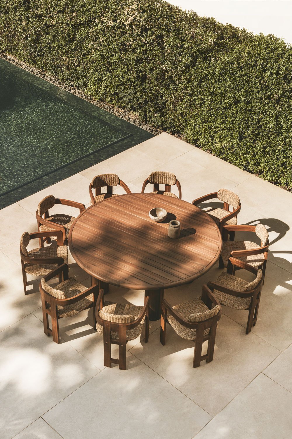 Round table set Ø180 cm in Danara acacia wood and 10 garden chairs in acacia wood and synthetic rattan Ginara, gallery image 1