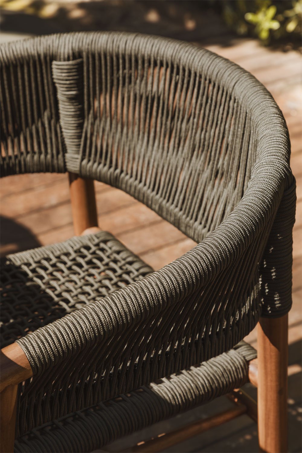 Pack of 4 Tenay Classic garden chairs with armrests in acacia wood and braided rope, gallery image 2