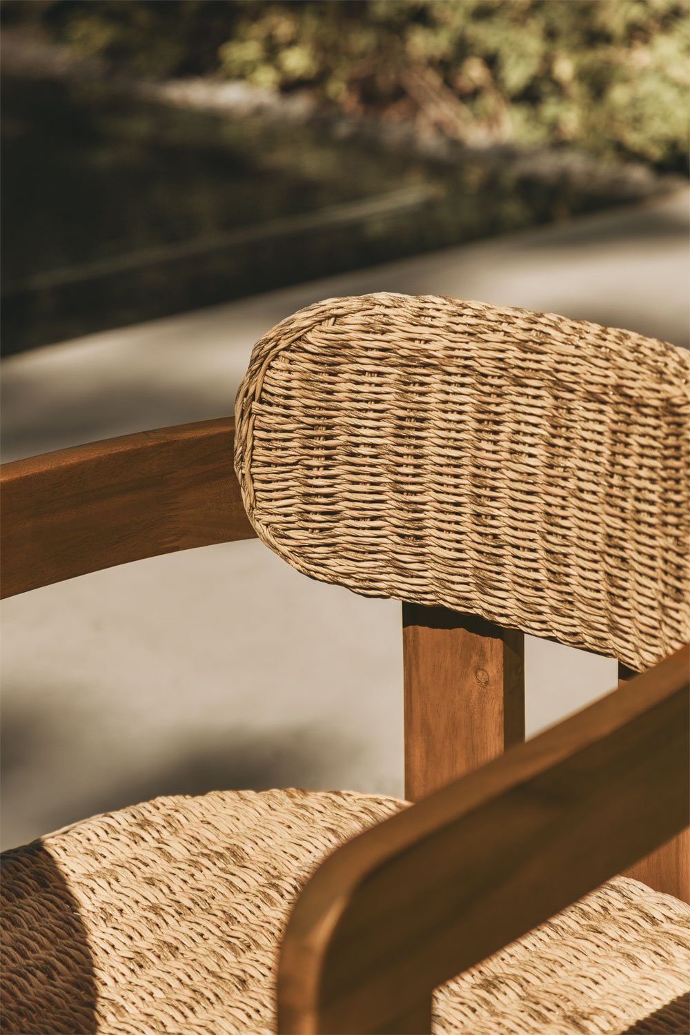 Pack of 2 garden chairs with armrests in acacia wood and synthetic rattan Ginara, gallery image 2