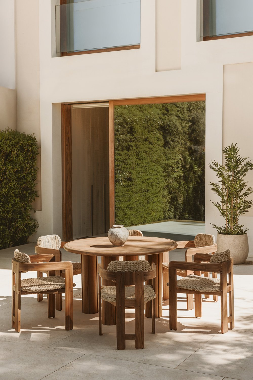 Set of round table Ø120 cm in Danara acacia wood and 6 garden chairs in acacia wood and synthetic rattan Ginara, gallery image 1