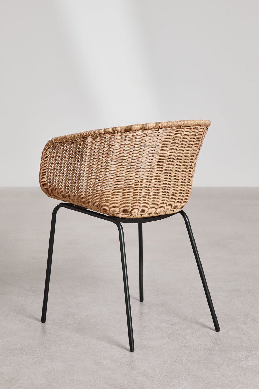 Pack of 2 dining chairs with armrests in synthetic wicker and iron Tulua, gallery image 5