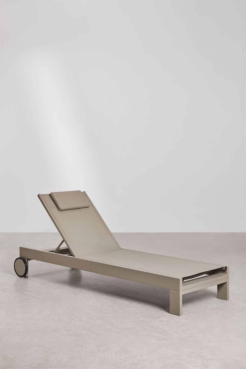 Reclining aluminum lounger with Akelia cushion, gallery image 2