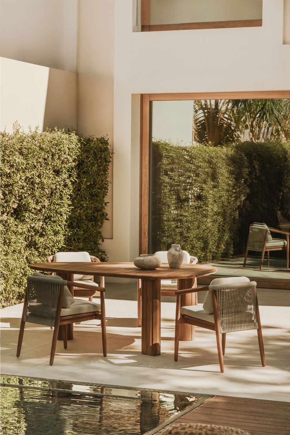 Oval acacia wood garden table Ginara, gallery image 4077249