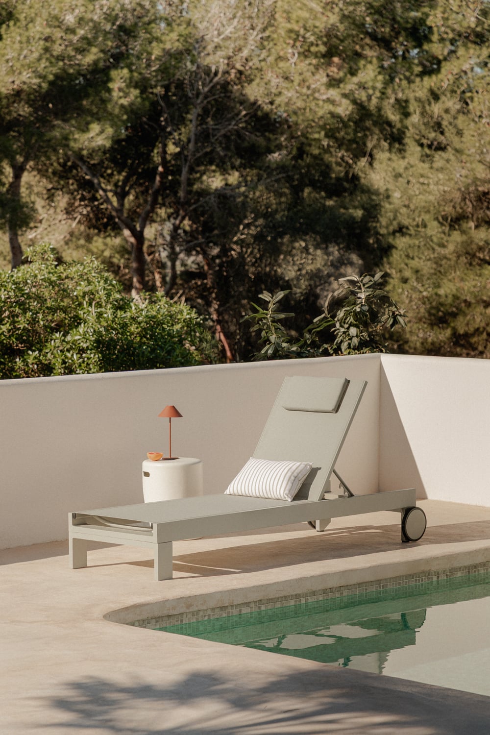 Reclining aluminum sun lounger with Akelia cushion - SKLUM