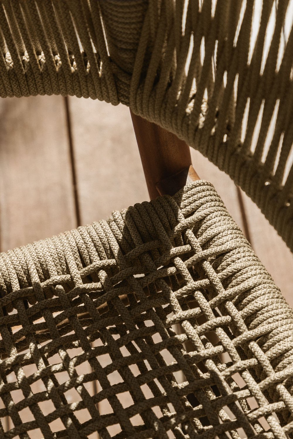 Tenay Classic garden chair with armrests in acacia wood and braided rope, gallery image 2