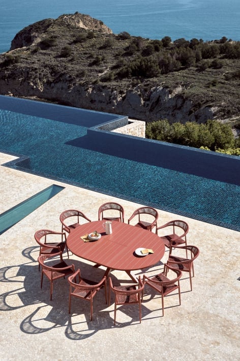 [*] Barces round extendable table set 145-200x145 cm and 10 stackable garden chairs with armrests in Amatria aluminum
