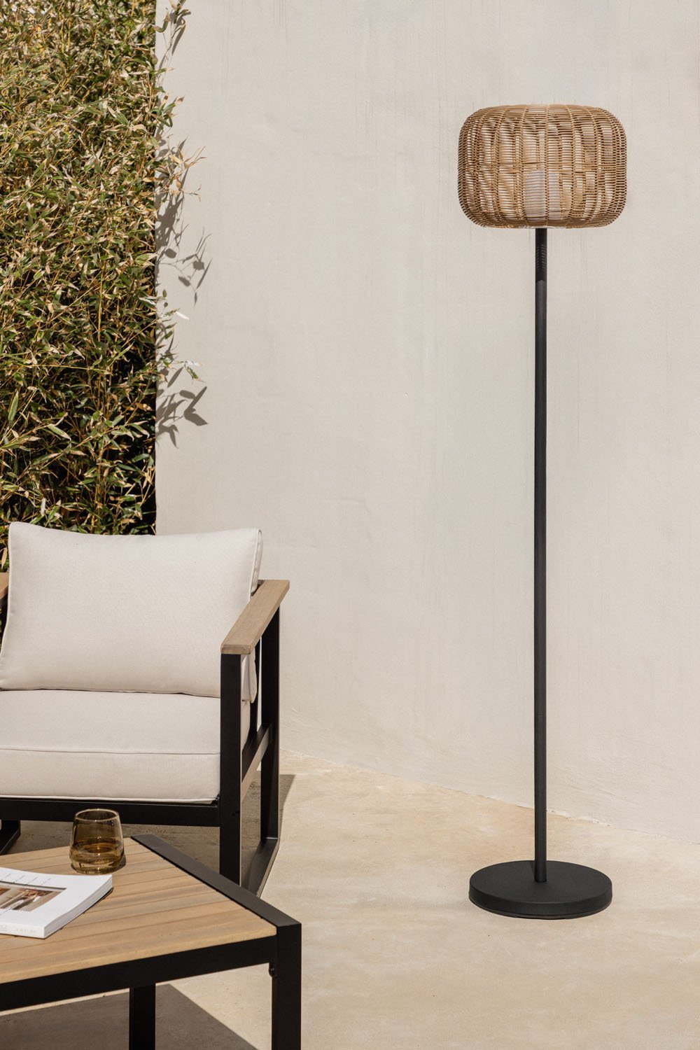 Ovela wireless LED outdoor floor lamp made of iron and braided rope, gallery image 1