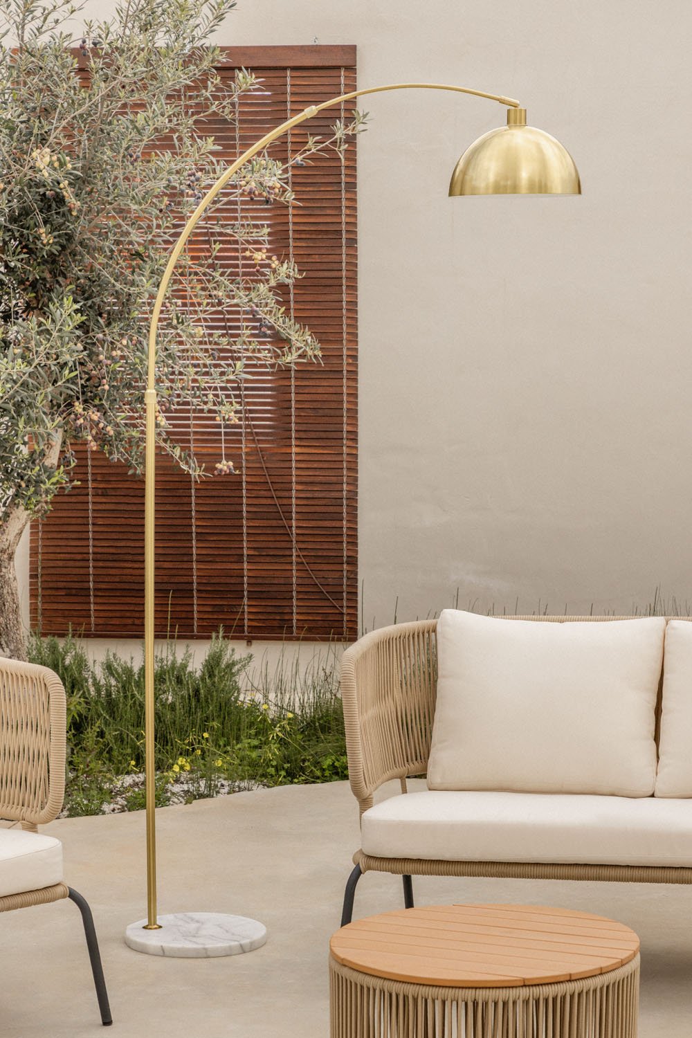 Diala iron outdoor floor lamp, gallery image 1