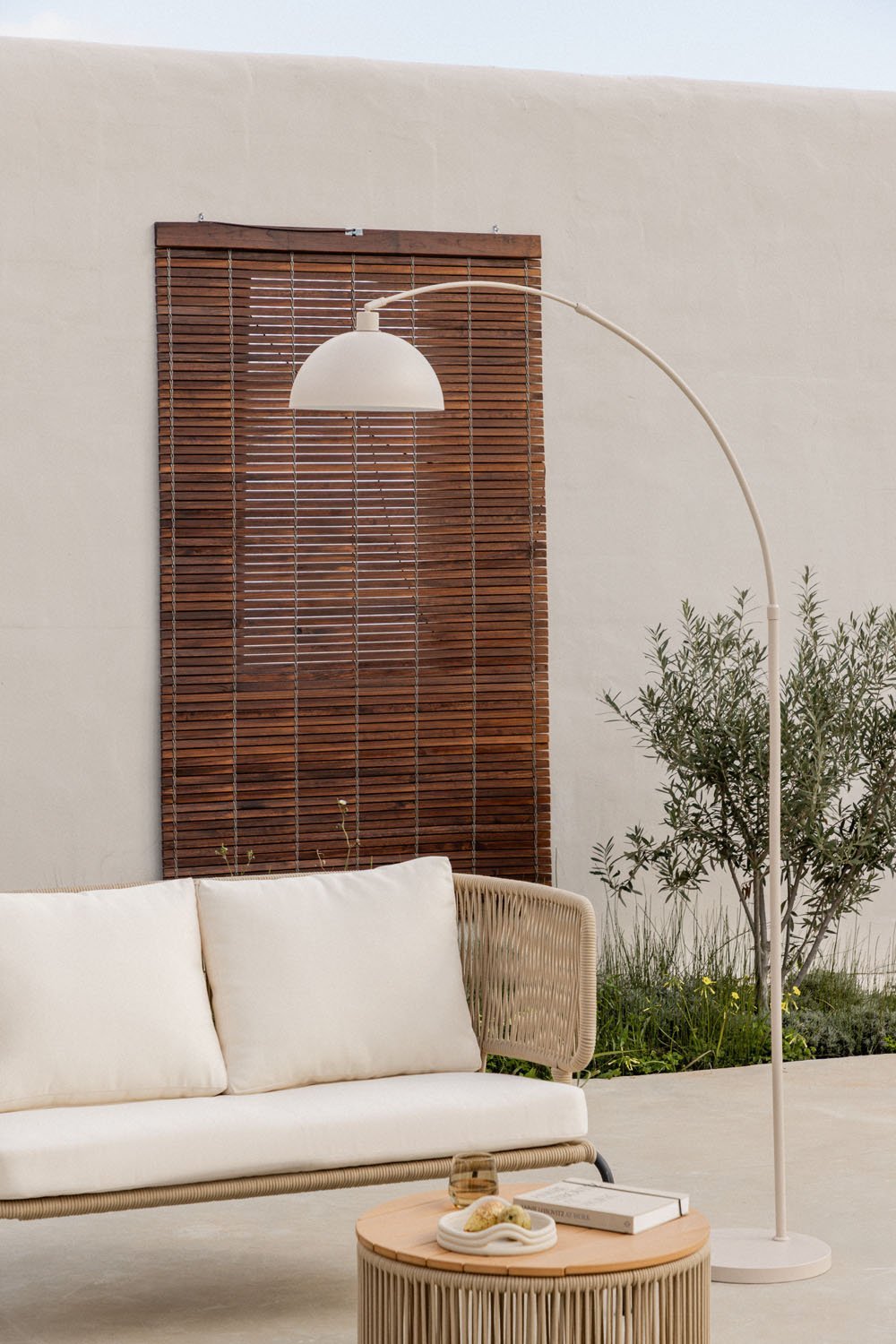 Diala iron outdoor floor lamp, gallery image 1