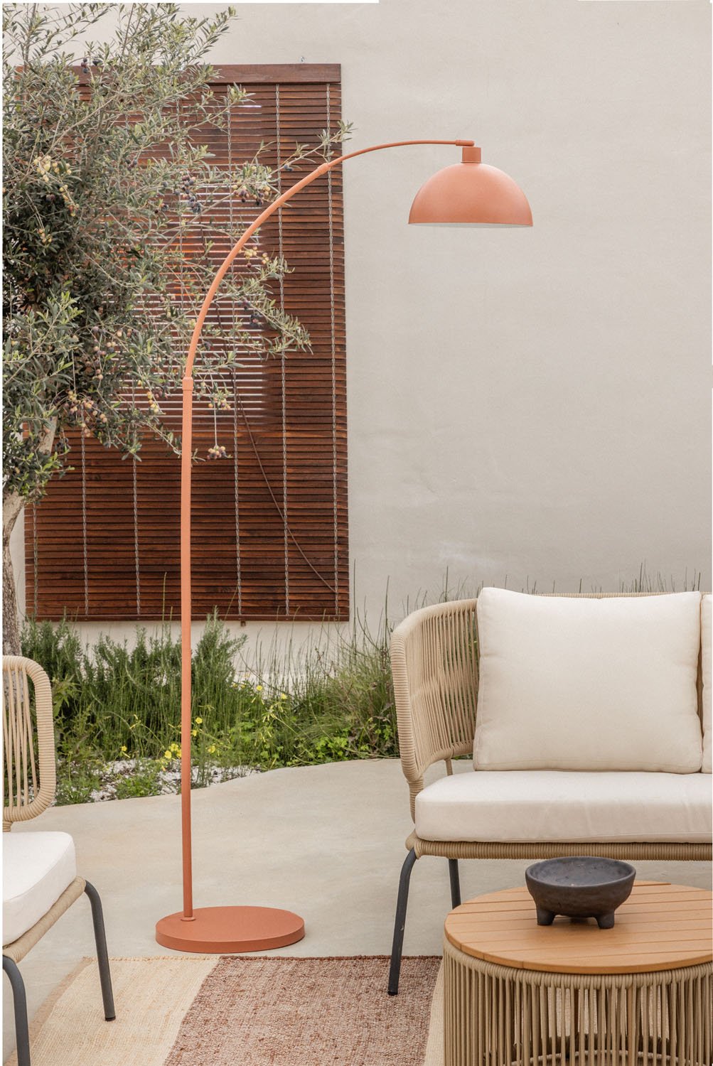 Diala iron outdoor floor lamp, gallery image 1