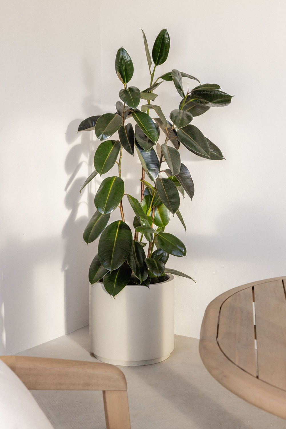 Saturno outdoor planter in polystone, gallery image 1