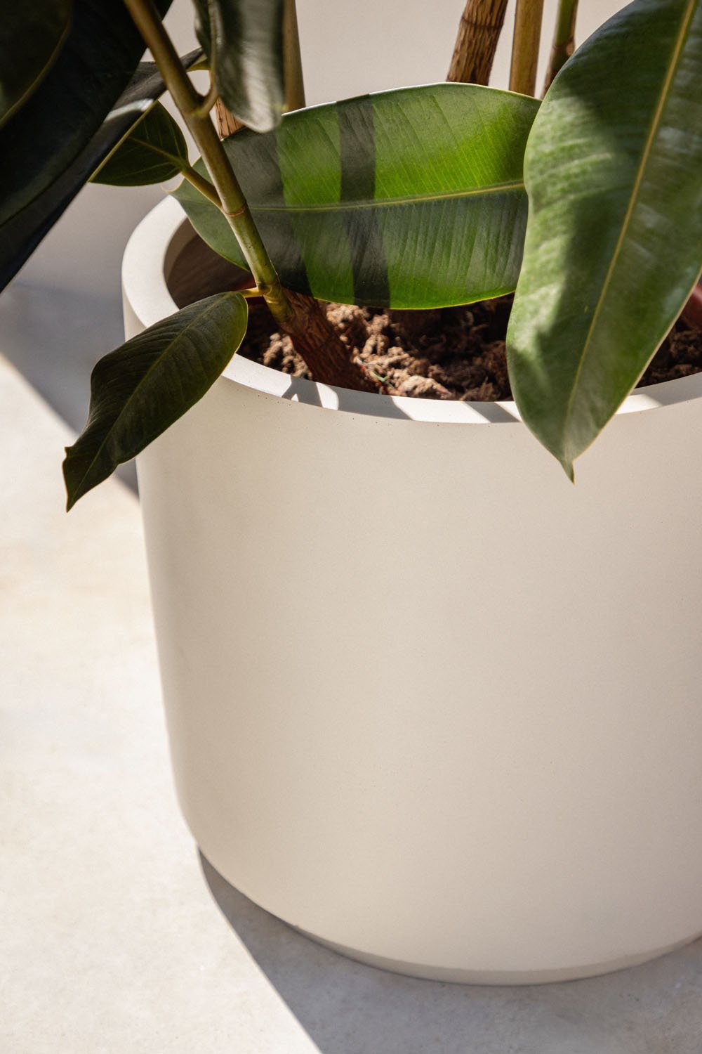 Saturno outdoor planter in polystone, gallery image 2