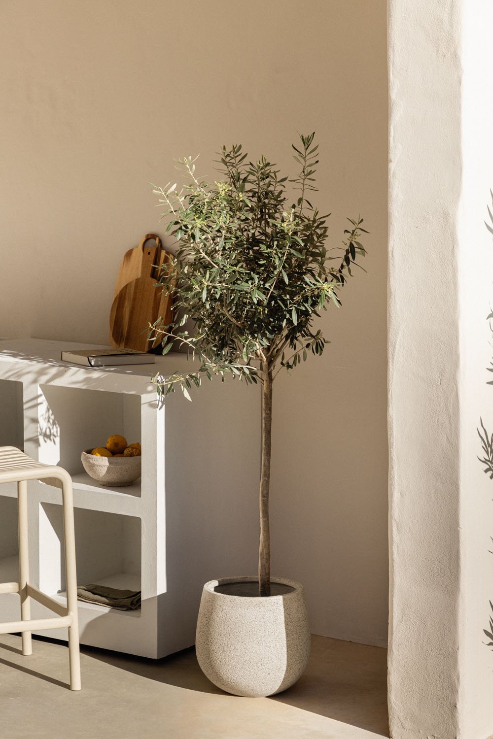 Ugor outdoor planter in polystone, gallery image 1