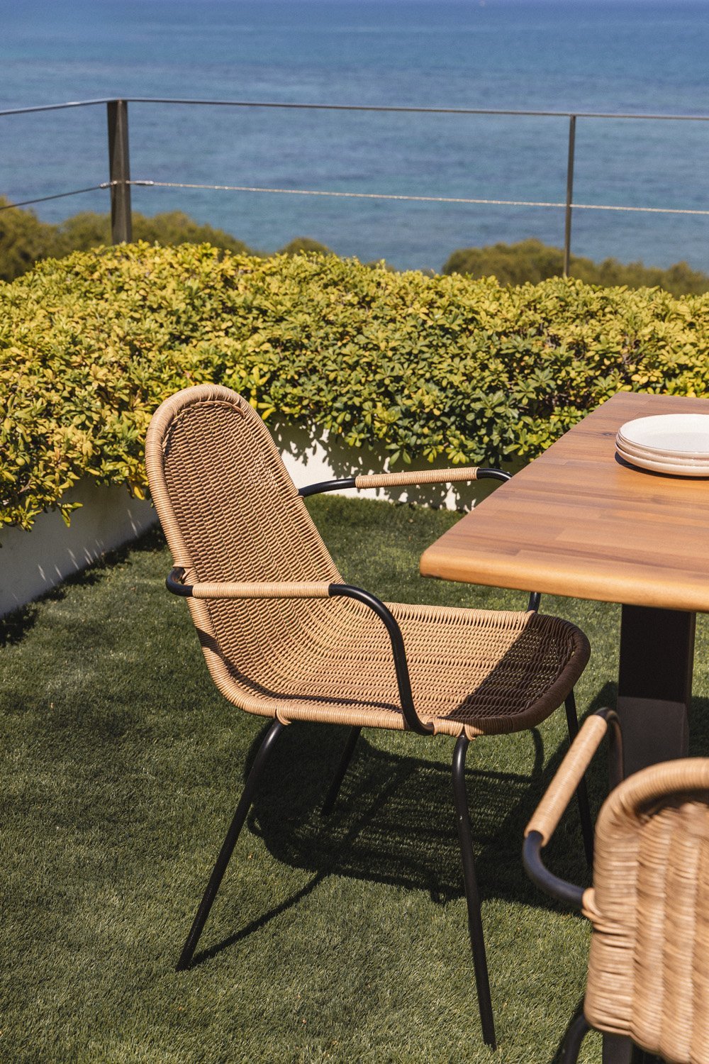 4-pack of stackable garden chairs with armrests in synthetic wicker Reiven, gallery image 1
