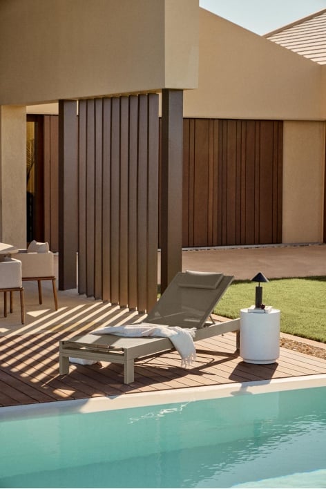 Reclining aluminum lounger with Akelia cushion