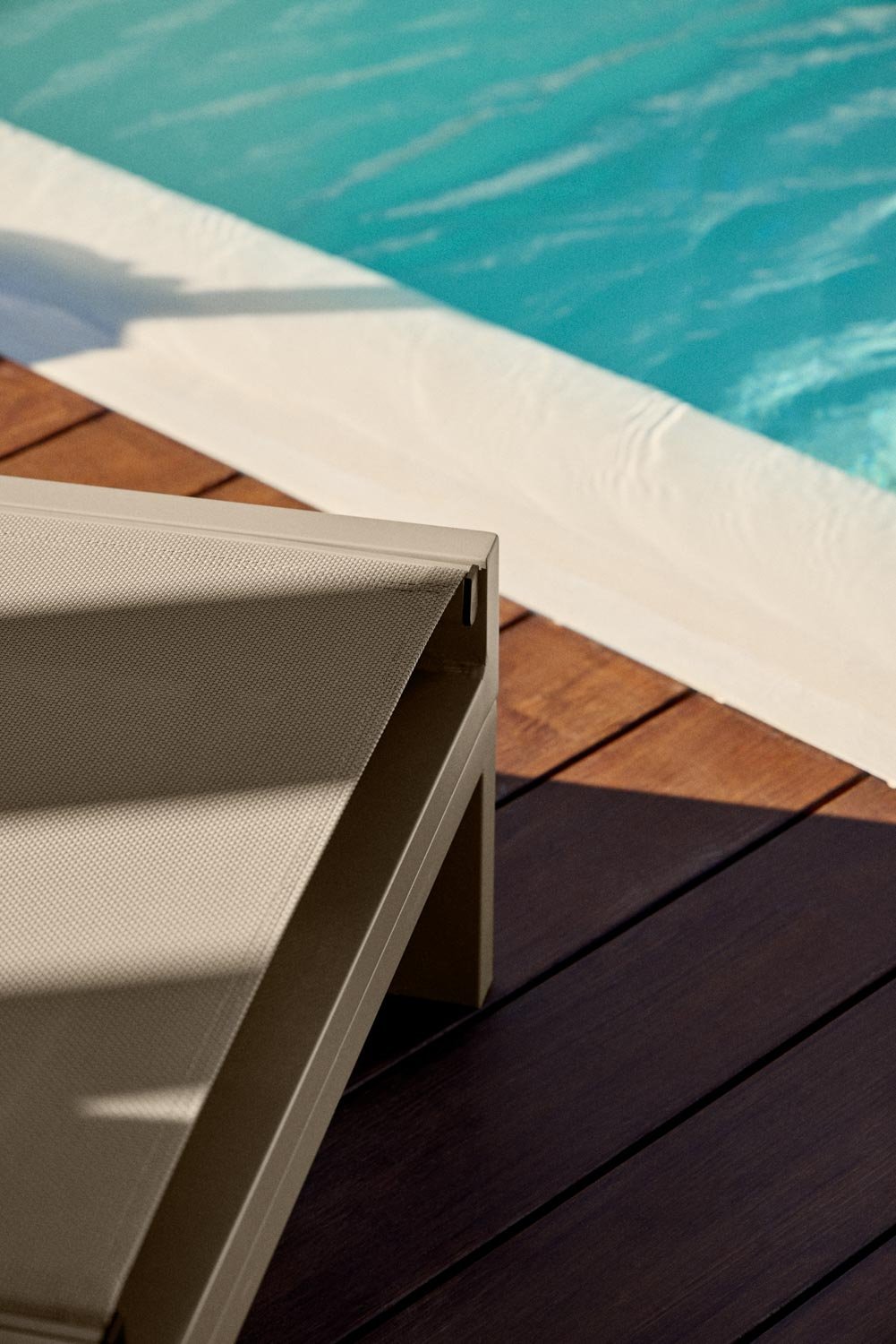 Reclining aluminum lounger with Akelia cushion, gallery image 2