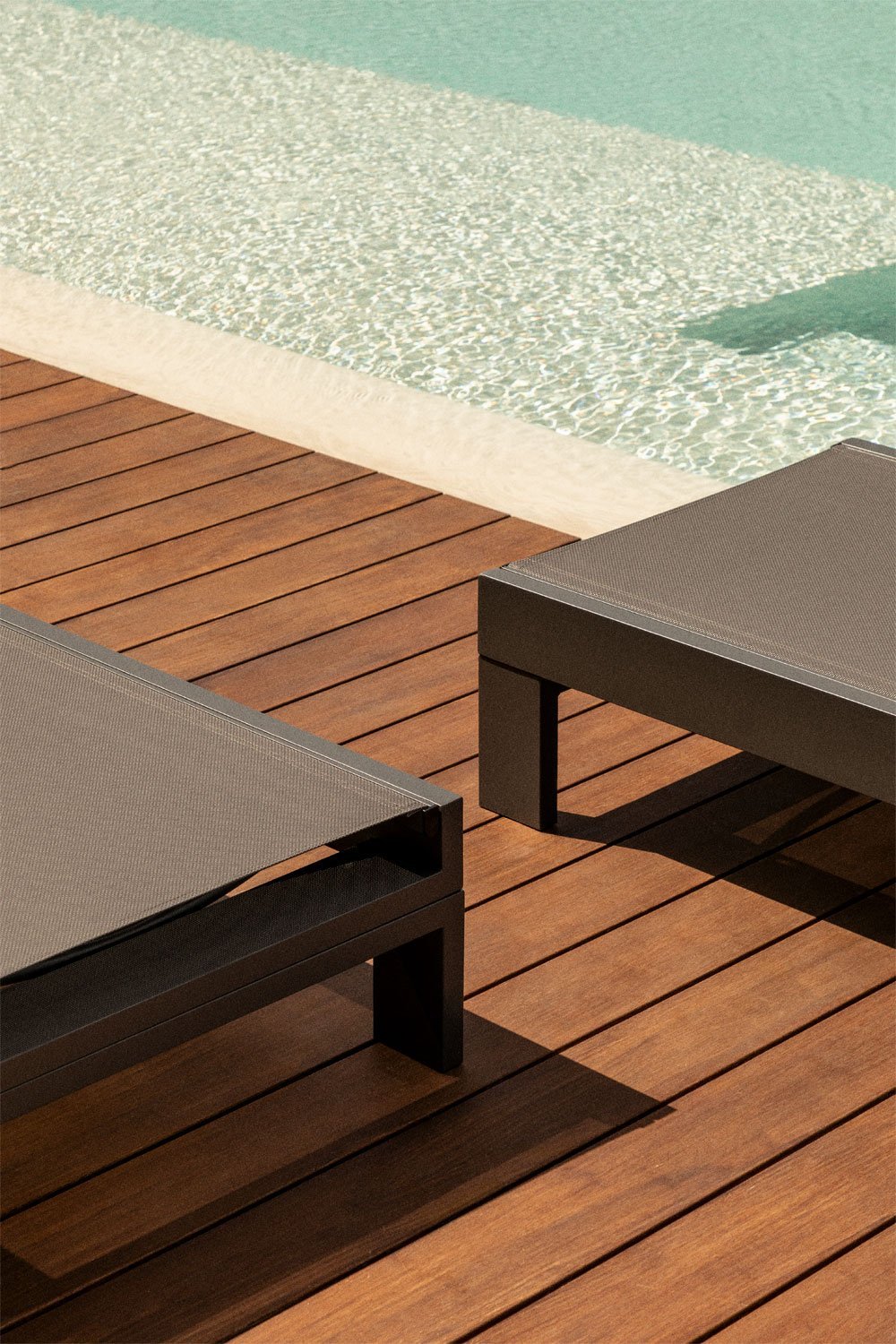 Reclining aluminum lounger with Akelia cushion, gallery image 2