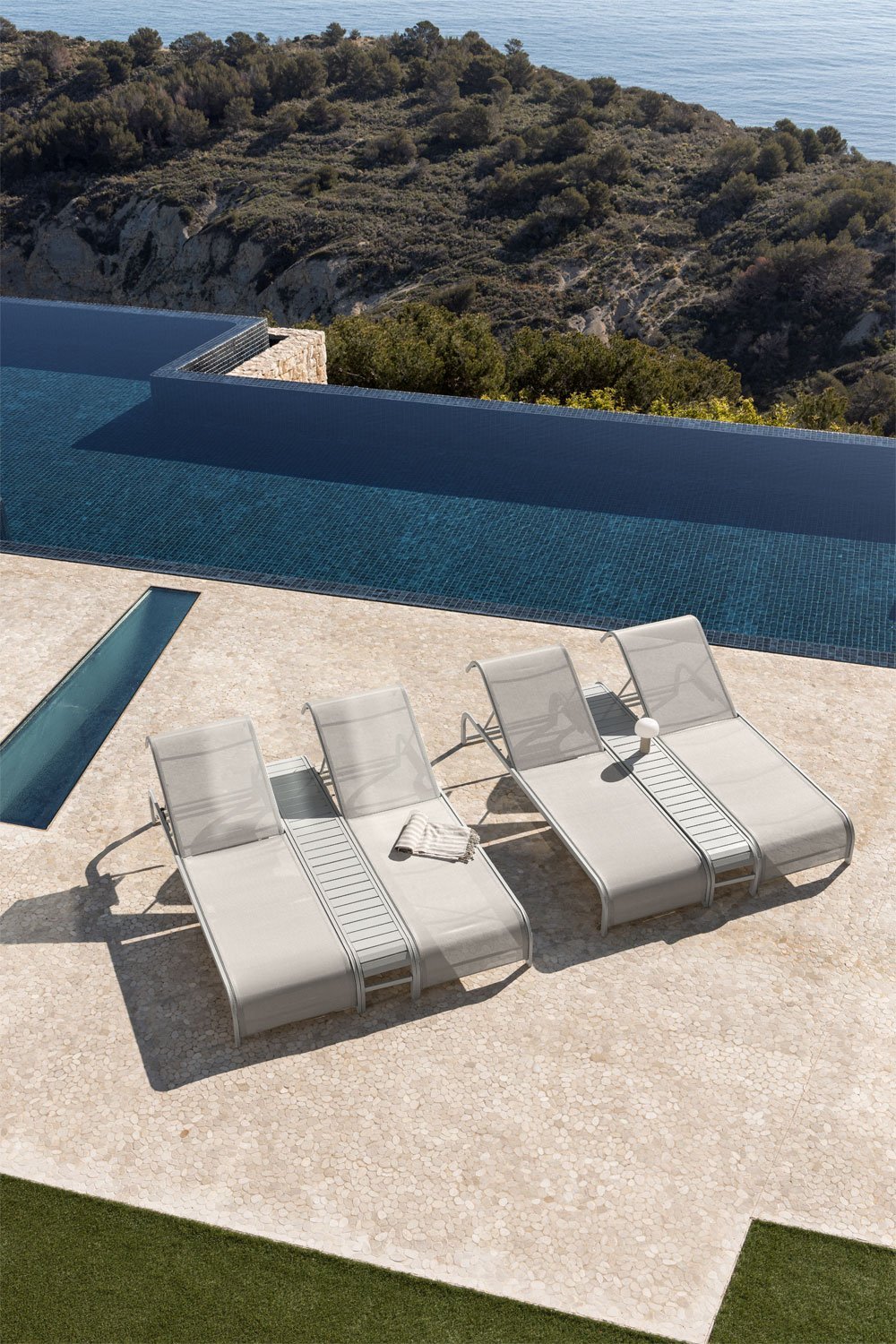 Set of 2 reclining loungers and side table in steel Marietta, gallery image 2