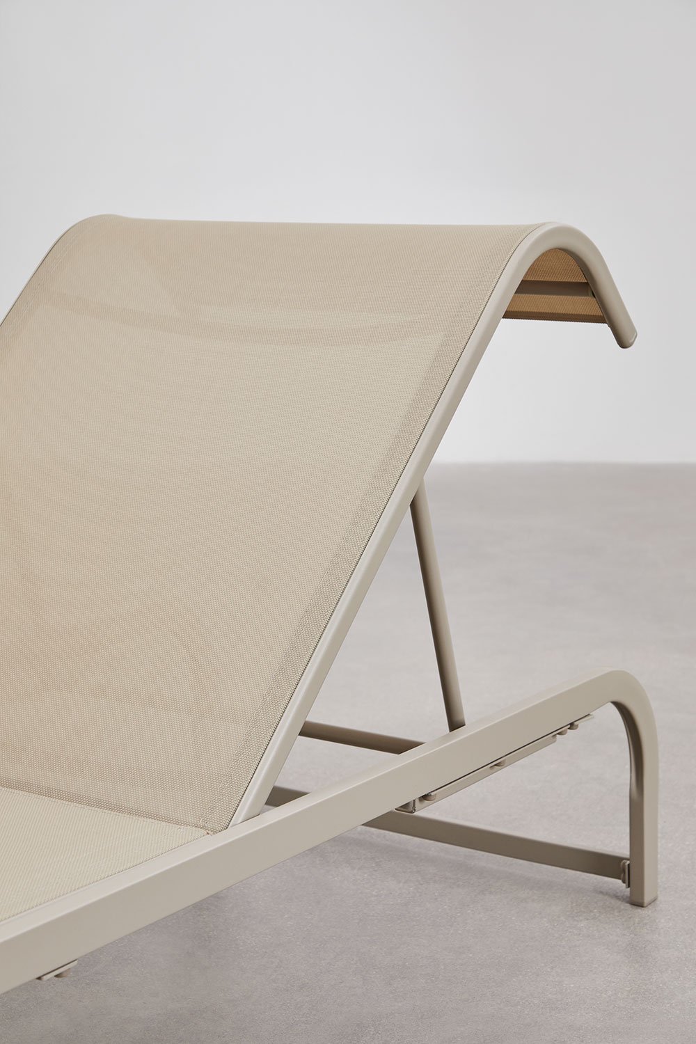 Set of 2 reclining sun loungers and 3 Marietta steel side tables, gallery image 5