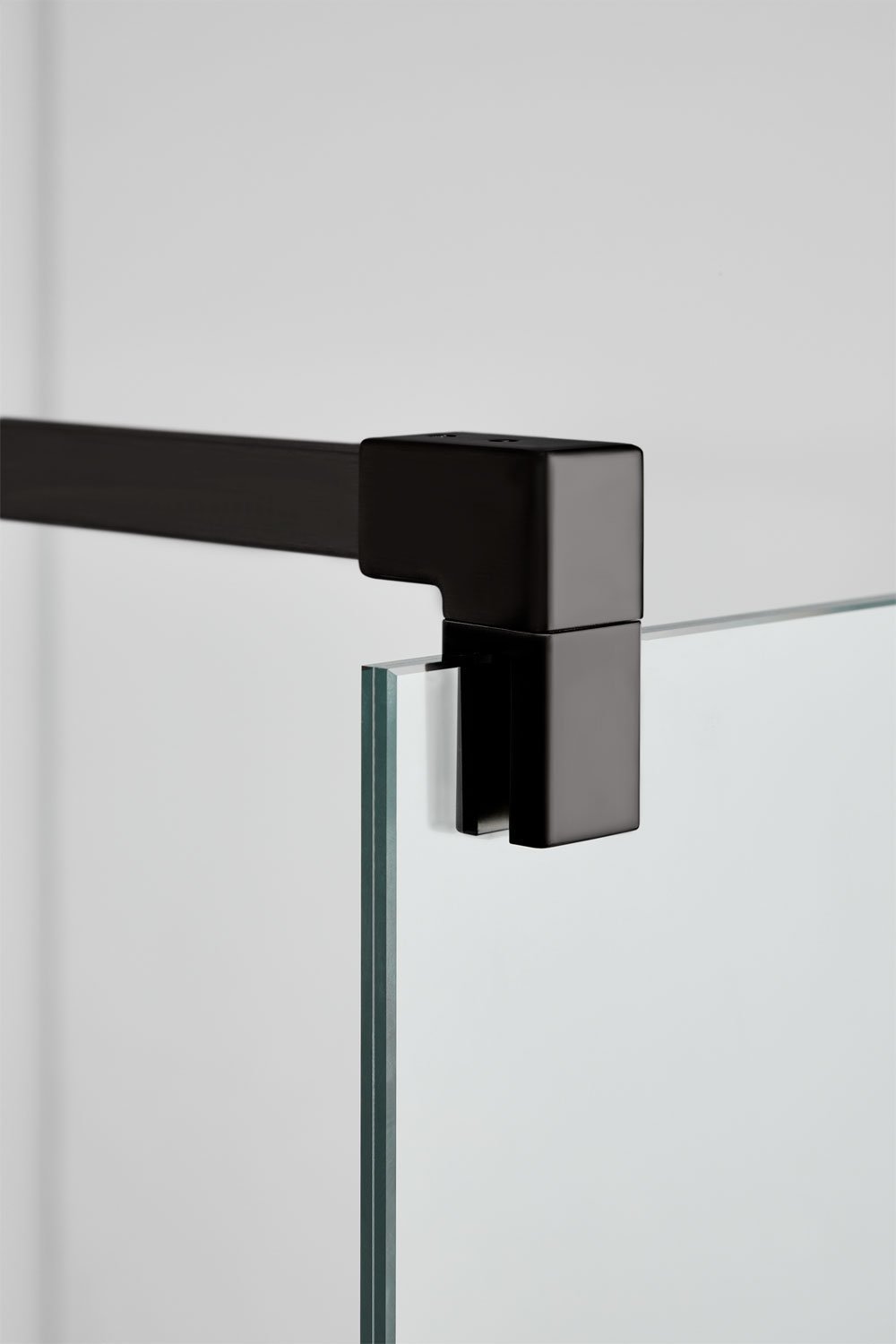 Fixed shower screen with 8 mm tempered glass and Bristol aluminum, gallery image 7