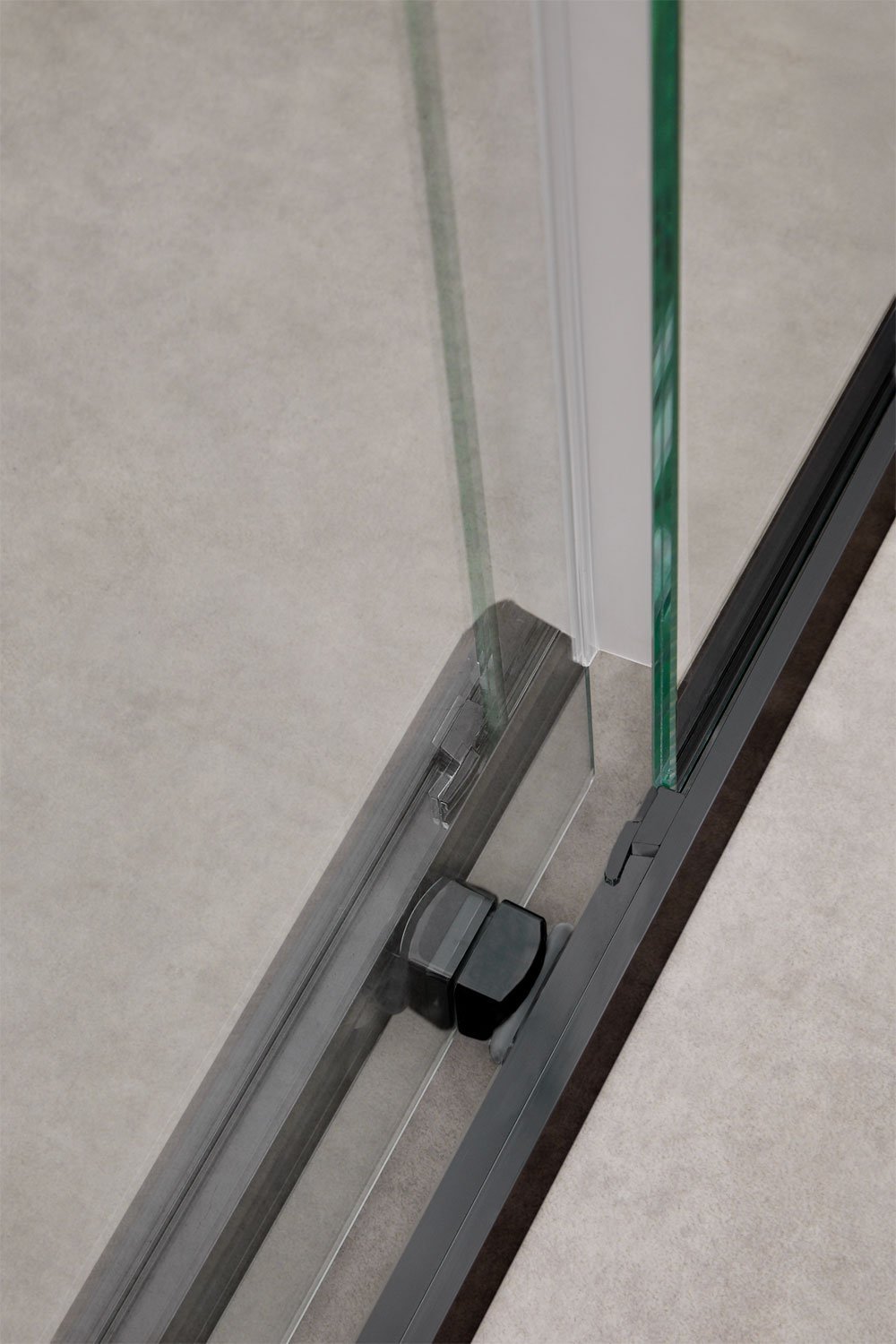 Shower screen with front access and soft-closing sliding door, 6 mm tempered glass, and Dover aluminum, gallery image 9