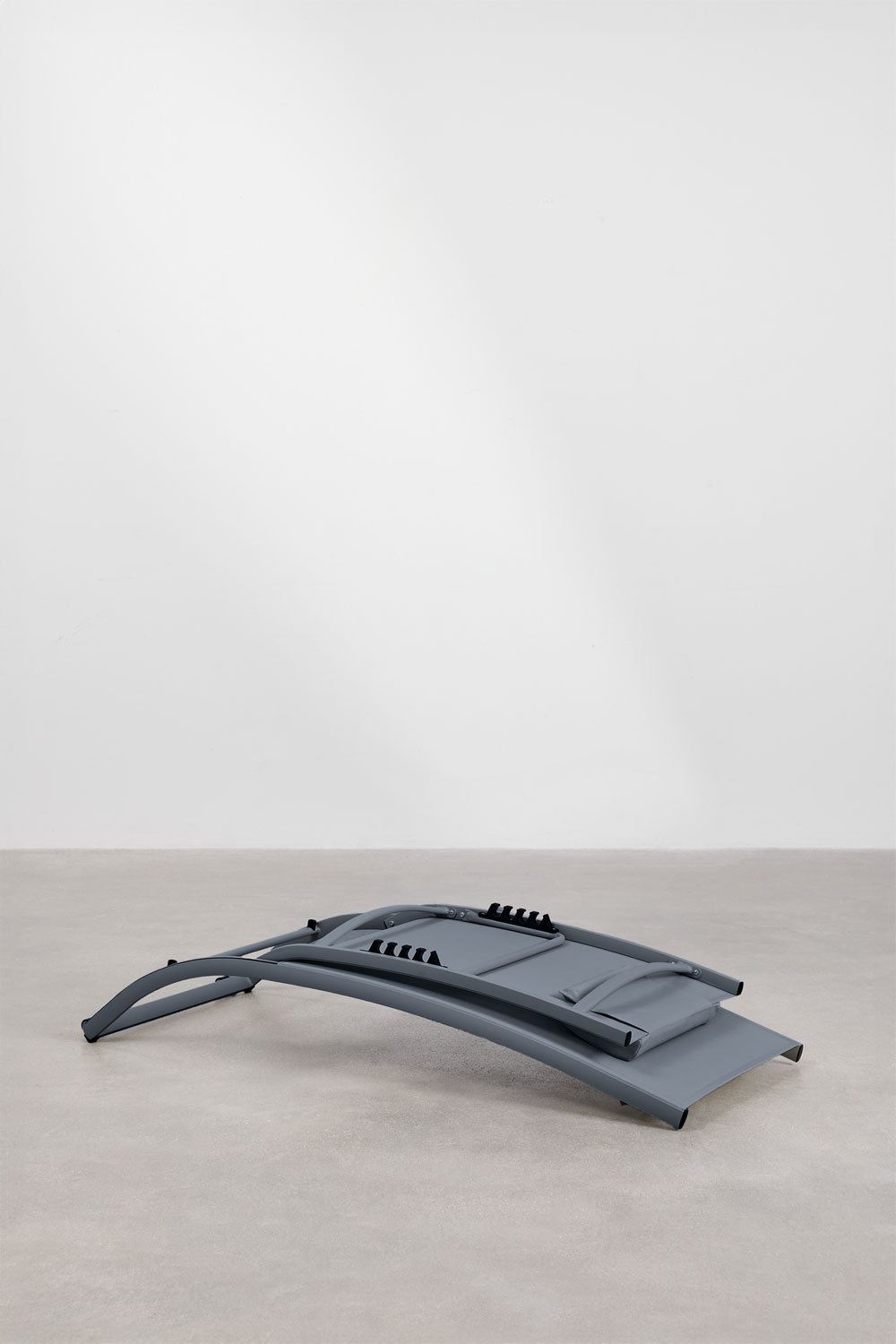 Reclining aluminum lounger with Dulem cushion, gallery image 8