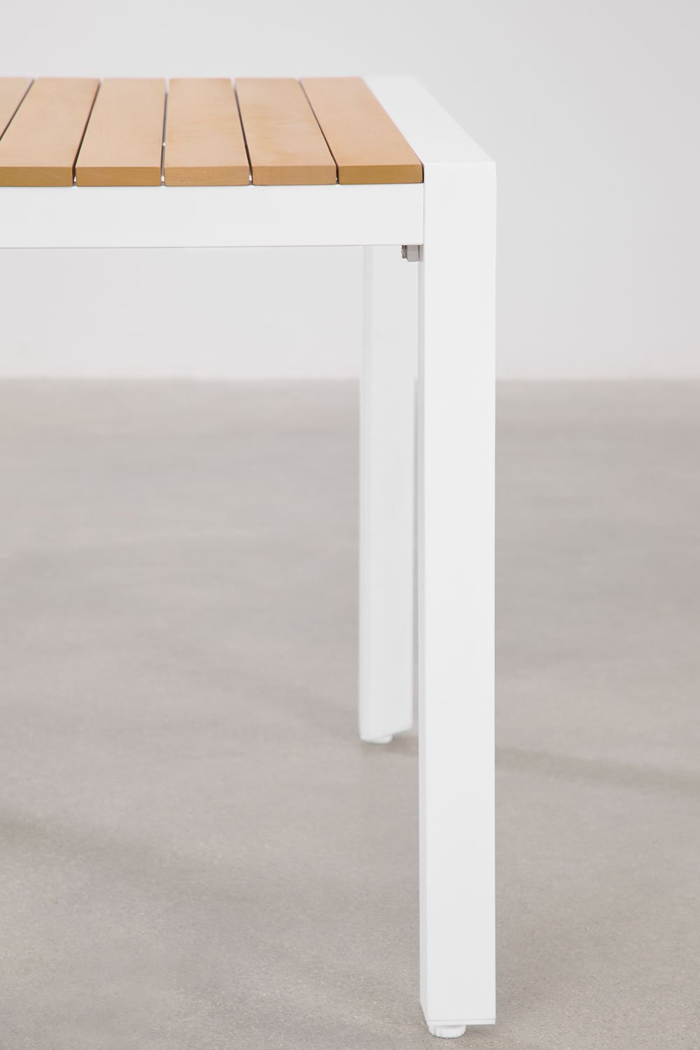 Archer Classic eucalyptus wood and aluminum garden table, gallery image 3