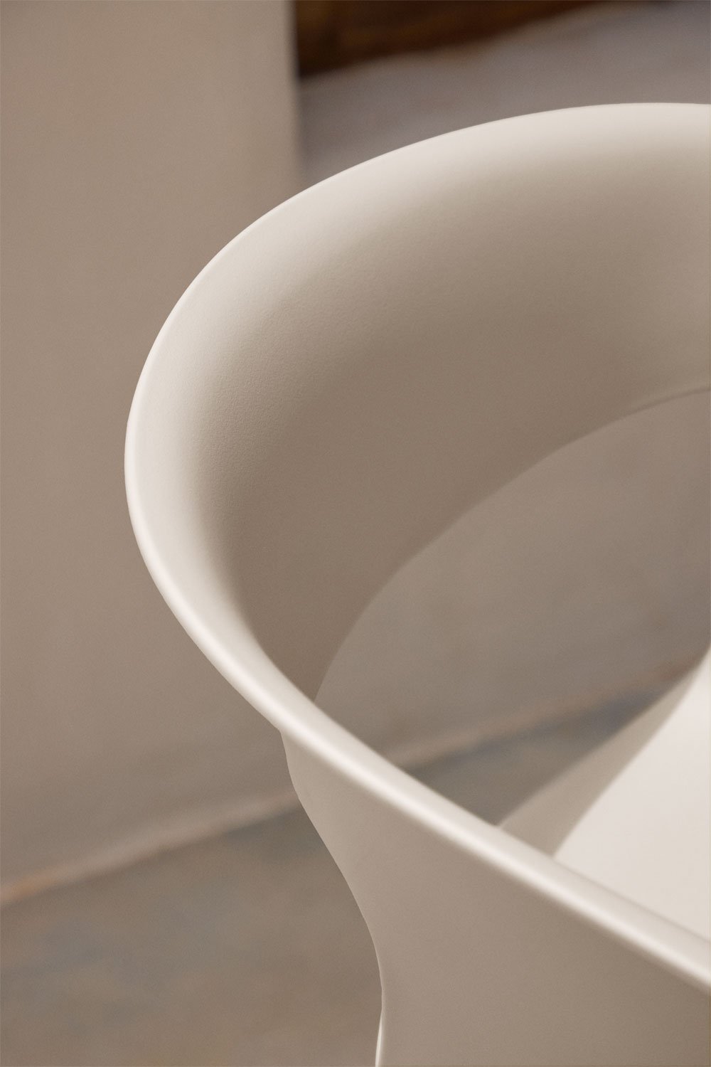 Pack of 4 high garden stools in polypropylene and iron Alanys, gallery image 2