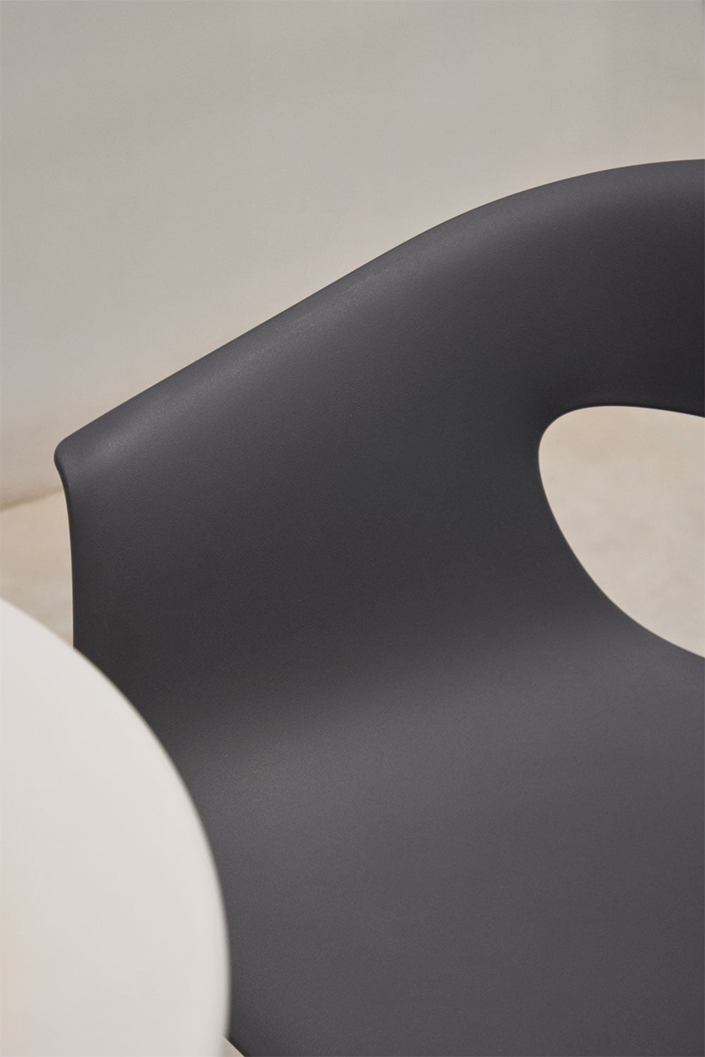 Pack of 4 high garden stools in polypropylene and steel Alanys, gallery image 2