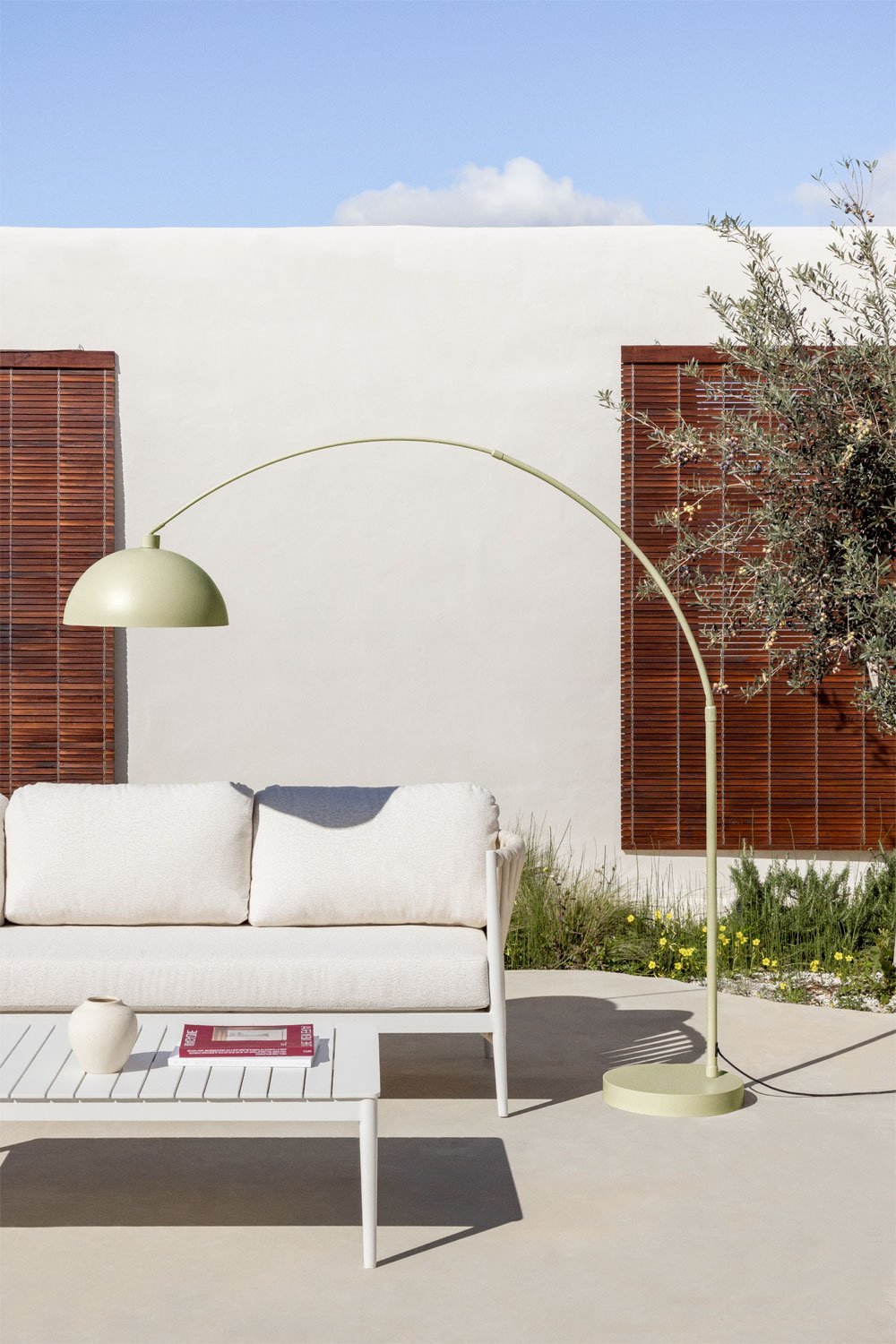 Diala iron outdoor floor lamp, gallery image 1