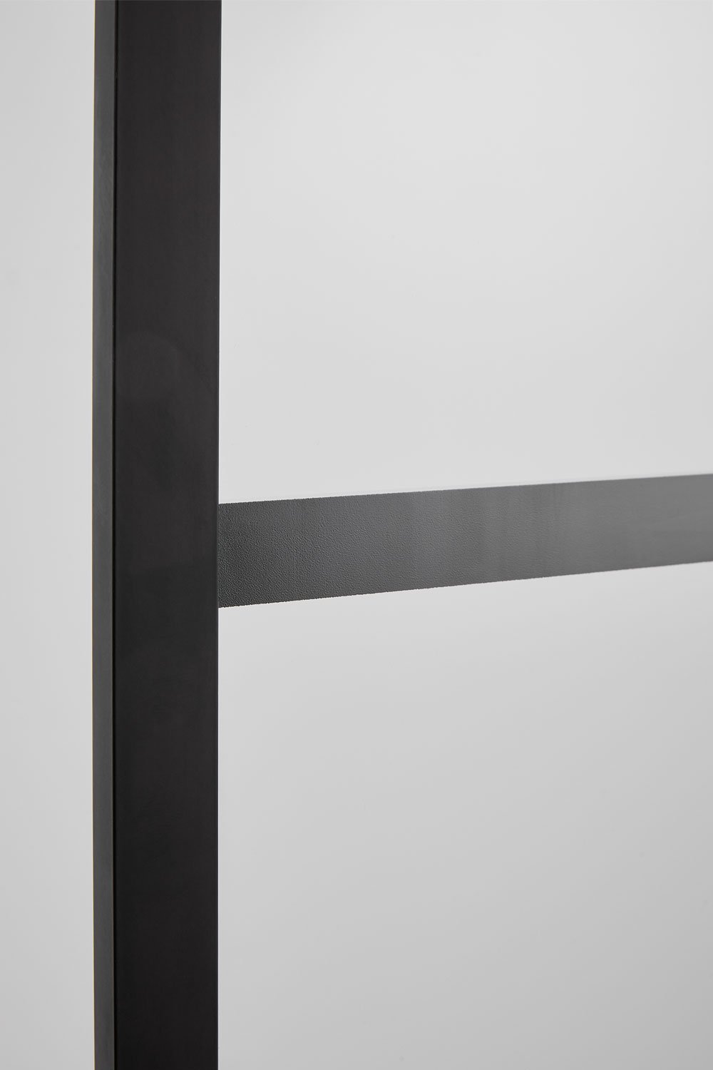 Fixed shower screen with checkered pattern, 8 mm tempered glass and Camden aluminum, gallery image 2