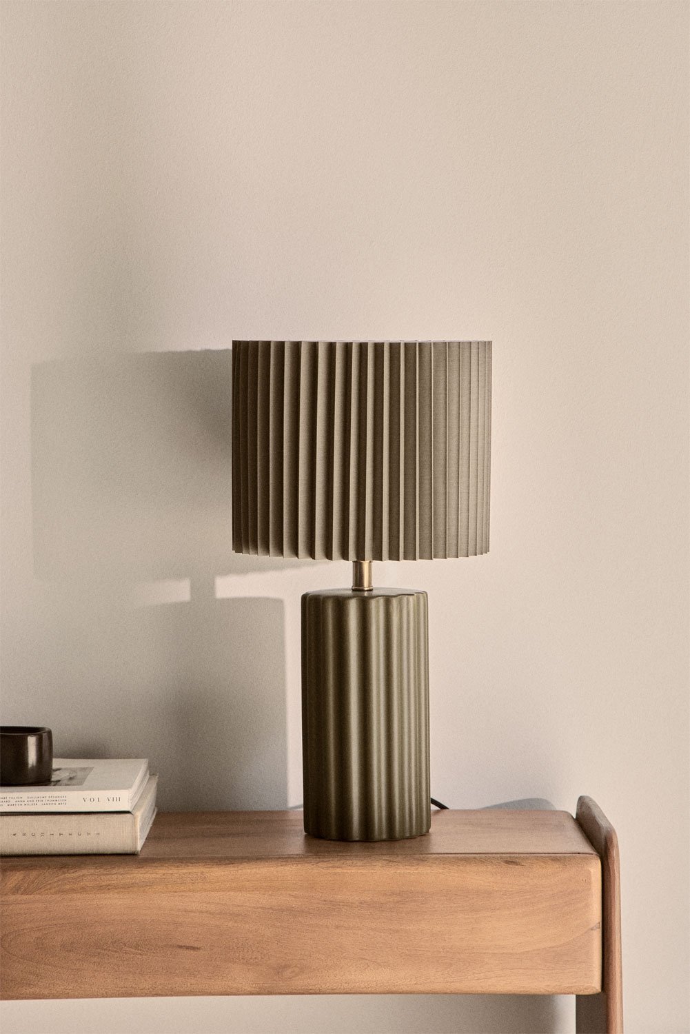 Table lamp in ceramic and Marvila fabric, gallery image 1